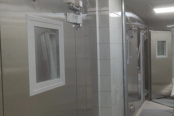 圖為廚房冷庫過道實(shí)拍